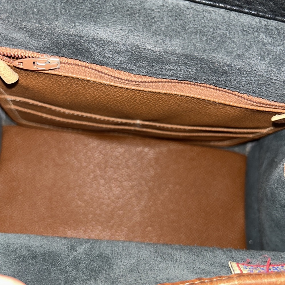 Vintage Dooney and Bourke crossbody - Picture 5 of 6